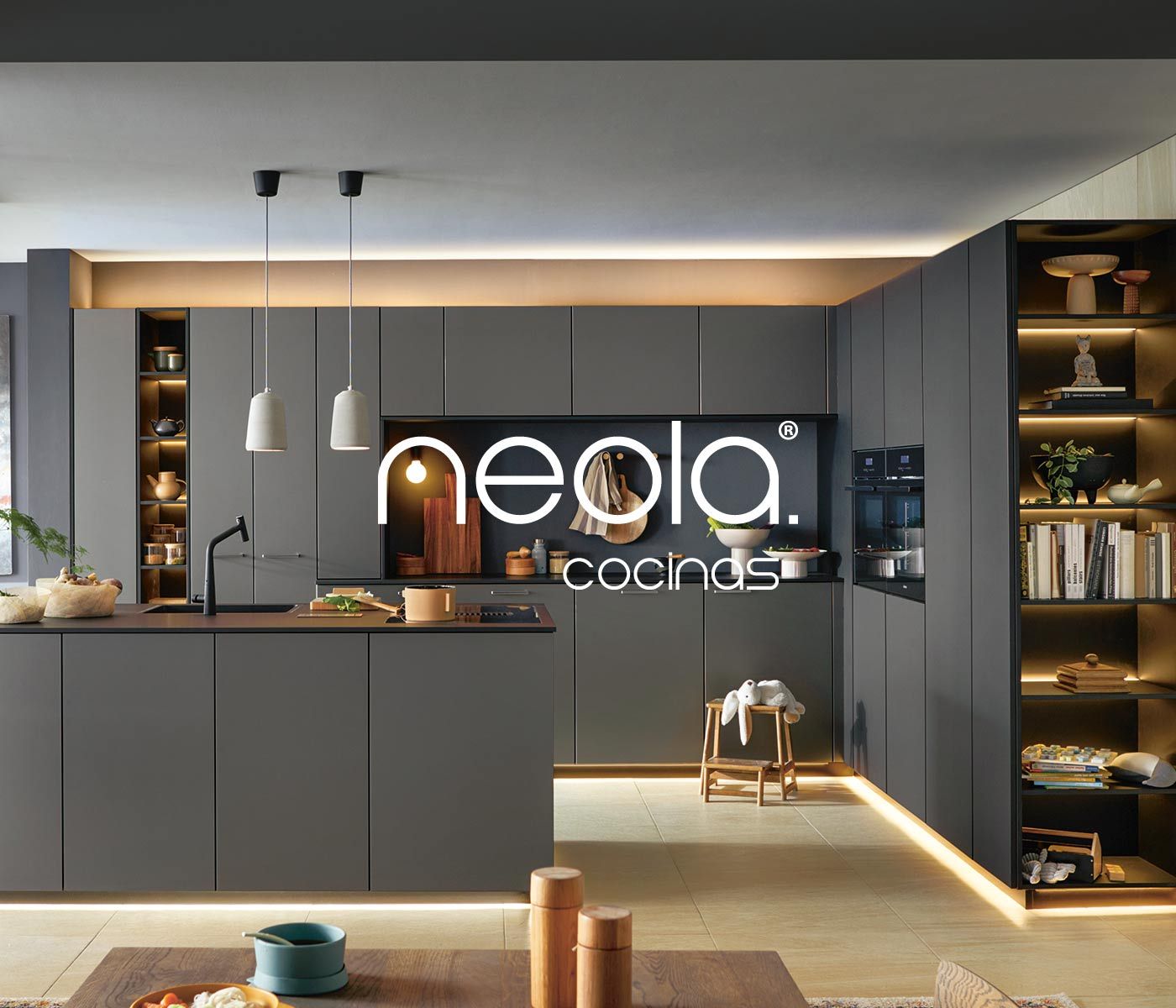 Marcas Propias neola cocinas Logotipo de neola cocinas delante de una cocina moderna oscura