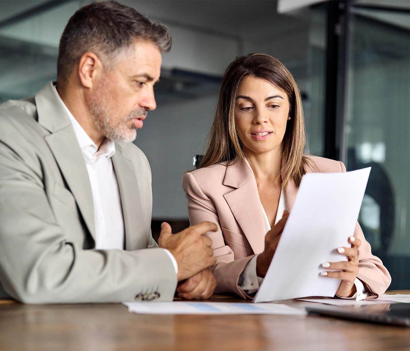 Una mujer y un hombre comentan unas notas.